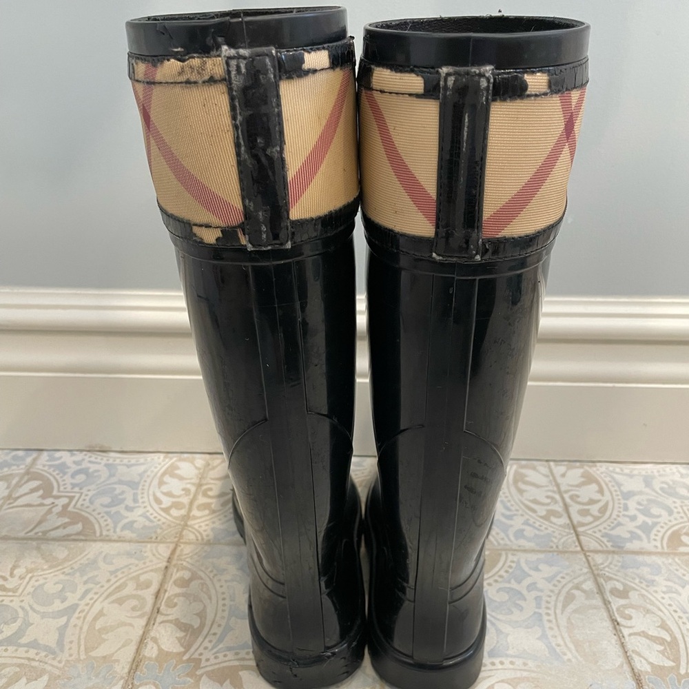 Burberry Black Rain Boots with Beige/White Check Cuff - Picture 5 of 6